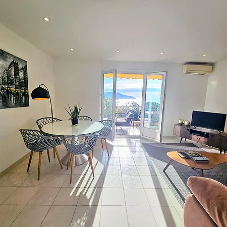 Center Bay & Port Sea View Front Apartment